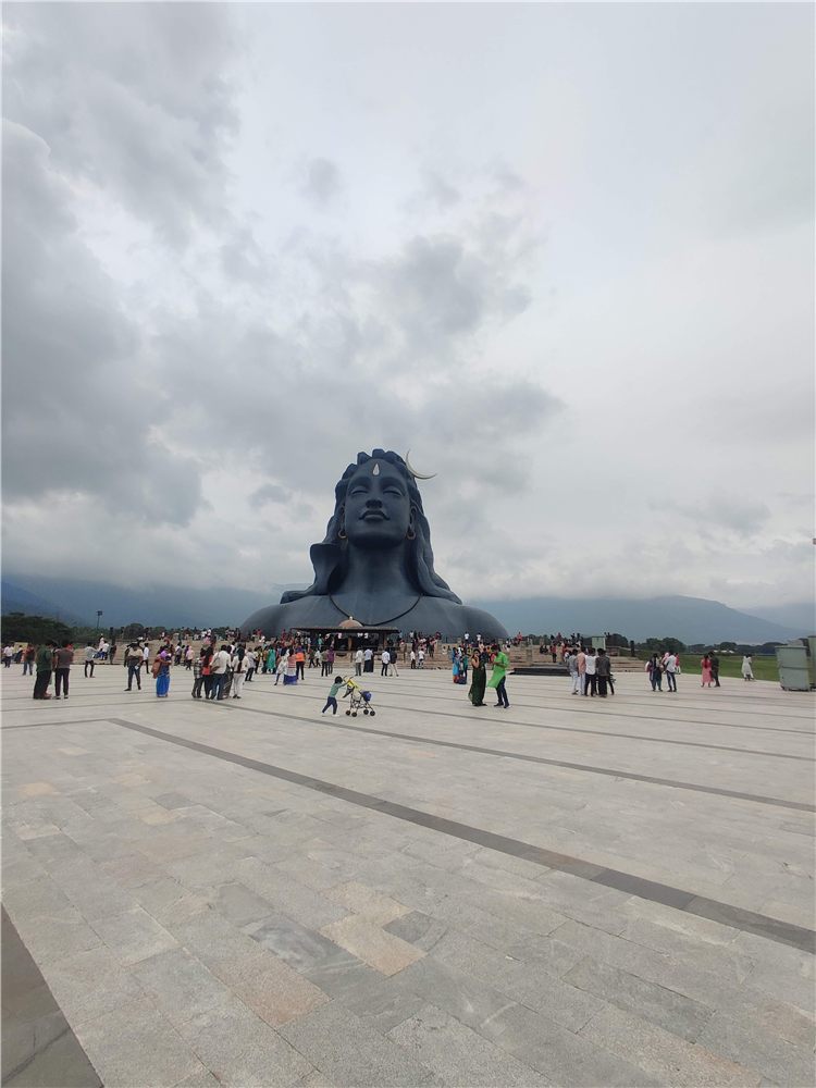 Big sky, bigger statue